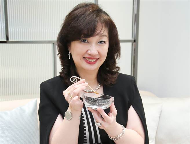 乔治杰生台湾董事总经理张正勋展示深受欧洲上流社会喜爱的鱼子酱银雕盅。（陈俊吉摄）