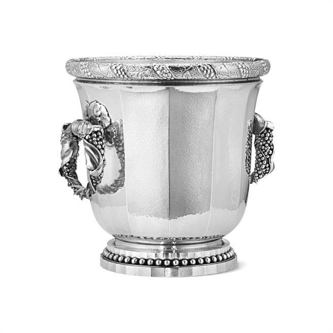乔治杰生银雕香槟桶，源自1921年品牌为丹麦皇室设计的复刻款式，290万元。（GEORG JENSEN提供）