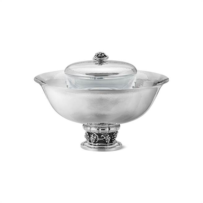 乔治杰生应欧洲贵客要求设计的鱼子酱银雕盅，46万元。（GEORG JENSEN提供）