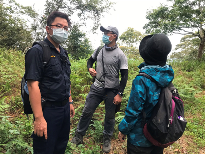陳姓女子獨自登高雄茂林鳴海山失聯，靠一肉包一瓶水度過驚險一夜，隔天順利向警方求救由警員護送下山。(警方提供／林雅惠傳真)
