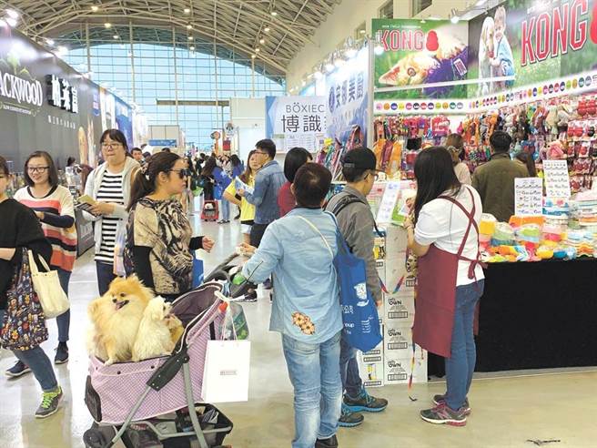 高雄妇幼展策展人员担心在中秋假期办展时遭受感染，大肆抱怨在疫情危急时刻，高市府针对大型活动竟然不採取延期举办的方式，反而轻易让防疫计画通过，根本就是拿人民的生命开玩笑。（本报资料照片）