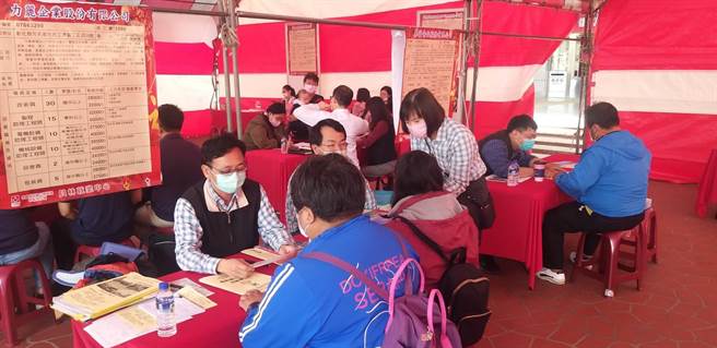 员林就业中心9月15日将在二林镇立图书馆前广场，举办疫情降级后的首场实体徵才活动，请来12家在地大厂企业释出400个职缺。（员林就业中心提供／谢琼云彰化传真）