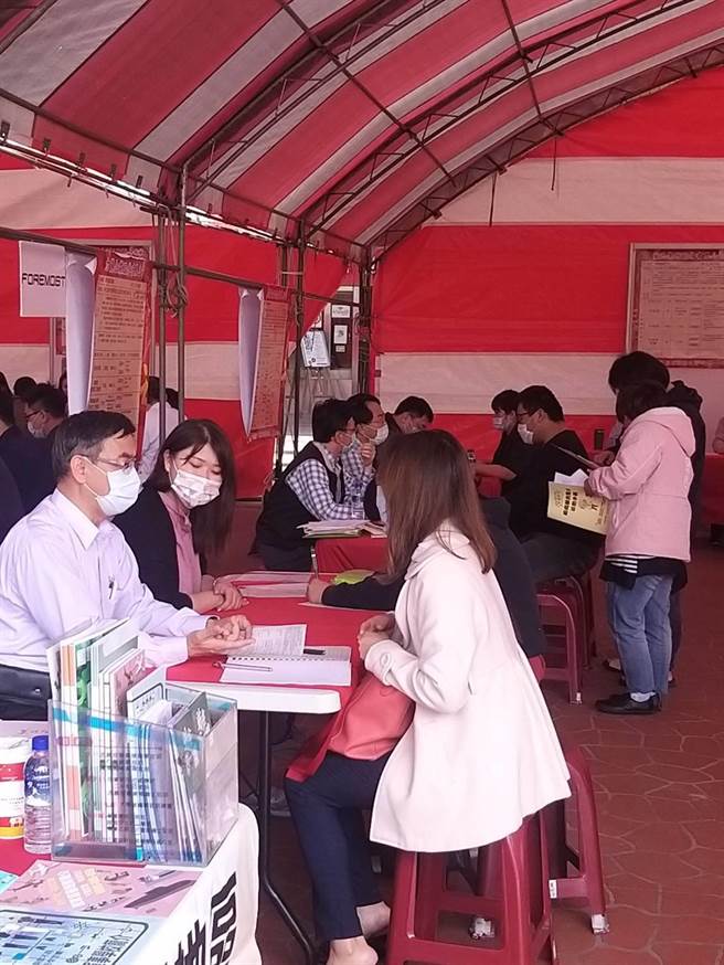 来自芳苑工业区，中科二林园区和海线地区的大厂联合徵才，其中武汉机械的工程师职缺，薪资上看70K，十分吸引人。（员林就业中心提供／谢琼云彰化传真）