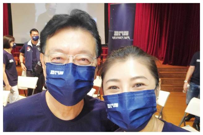 许淑华（右）分享和赵少康（左）合照。（图片摘自许淑华脸书）