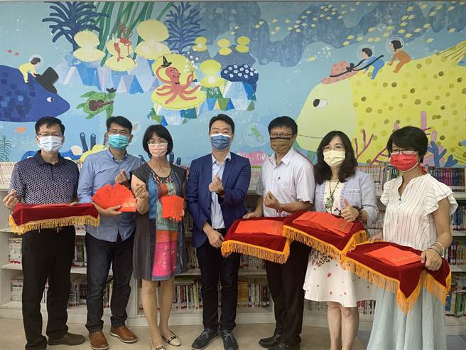 春雨文教基金會今年募集124萬元獎助學金，其中部分捐贈給大肚區6所國中小學，幫助弱勢孩子、也減輕家庭負擔。（林欣儀攝）