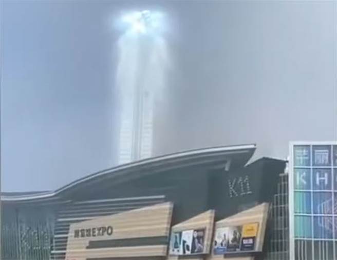 大陆辽寧上空出现巨型天梯，直达云端射出白色强光，让不少目击民眾惊呼。(图翻摄自YouTube/Weibo Official Channel)