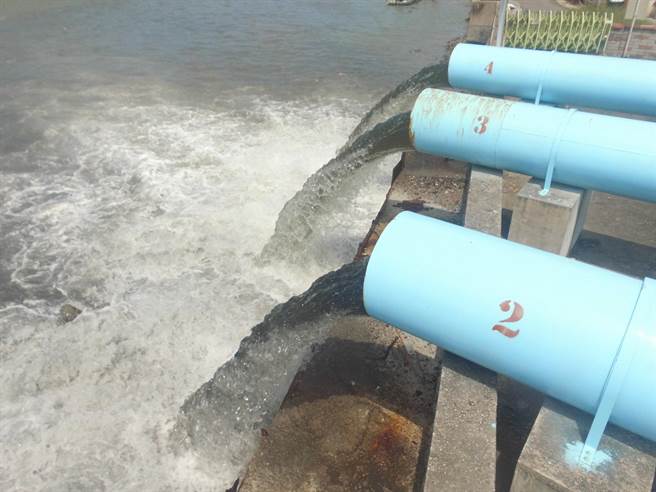 台南市水利局加强防颱整备，图为北门区南鲲鯓抽水站试运转。(台南市水利局提供／曹婷婷台南传真)