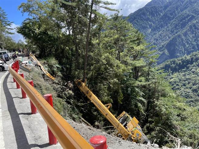 中横吊车突向后滑压扁轿车坠谷，无辜母女跳车惨遭辗毙。(警方提供)
