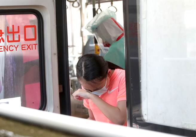 台北某国中学生确诊，同学被召回全面筛检。（郑任南摄）