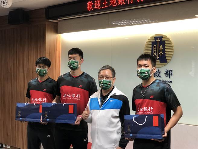 土银羽球队男双李洋、王齐麟拜访财政部(图／吴静君摄)