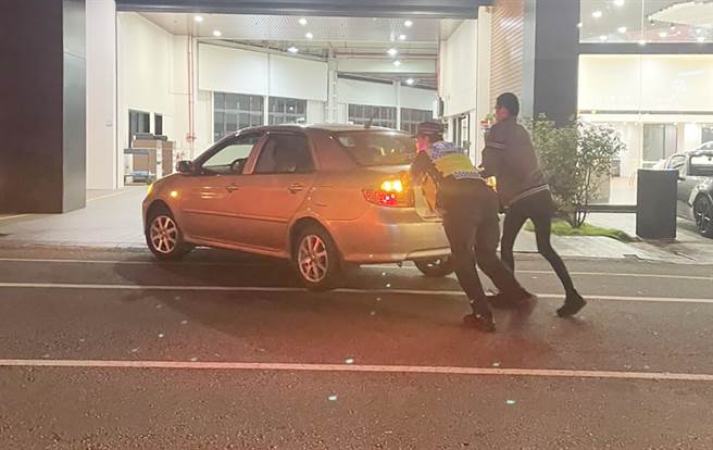 一女性驾驶，把车开到没油，停在快车道上，中市警局雾峰分局大里分驻所女警化身神力女超人，徒手将车推到路旁，路人见状也来帮忙。（雾峰分局提供／黄国峰台中传真）