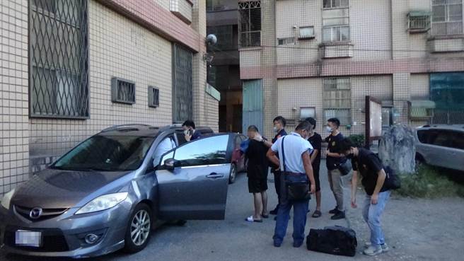 大园警方查扣电缆线、毒品及赃款3万3千余元等物品，讯后依加重窃盗及毒品等罪嫌将庄姓兄弟檔移送桃园地检署。（桃园市大园警分局提供／陈梦茹桃园传真）