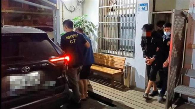 桃园市观音区近期发生多起住宅及电缆线窃案，大园分局组成专案小组，锁定42岁、38岁庄姓兄弟檔，8日傍晚持搜索票及拘票到家中逮人。（桃园市大园警分局提供／陈梦茹桃园传真）