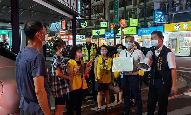台中市民政局长吴世玮说，昨晚各区共巡查38场次，宣导人数682人，未见违规情形，显示民眾对防疫有高度的警戒程度，齐心防疫守护社区安全。（卢金足摄）