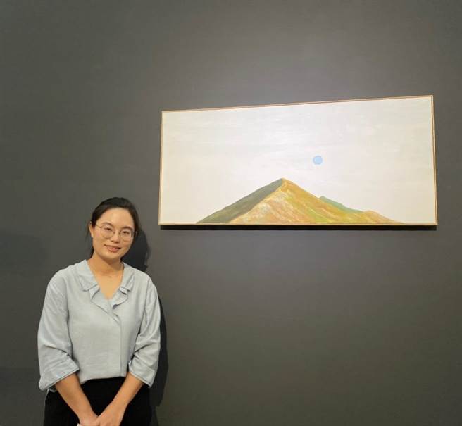 林虹谊与画作《最高品质》。（张亦惠摄）