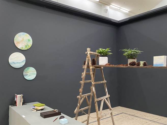 林虹谊将画作结合日常空间、植物布置成展厅中的一隅。（张亦惠摄）