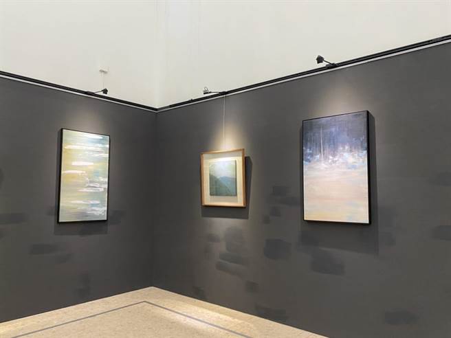 艺术家林虹谊创作展《日常所托》明天将在嘉县表演艺术中心开展，展出共37幅胶彩及压克力媒材的作品。（张亦惠摄）