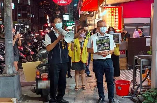 台中市南屯区长林秋万、台中市府民政局专门委员洪绍钦率「骑楼巡查队」，向民眾宣导。（卢金足摄）