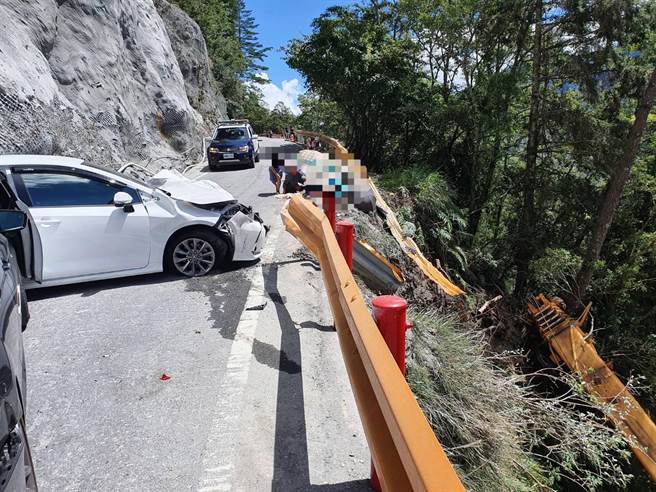 大吊車滑落，白色豐田轎車上一家4口，其中母女2人遭輾斃，陳屍在護欄旁。（警方提公）