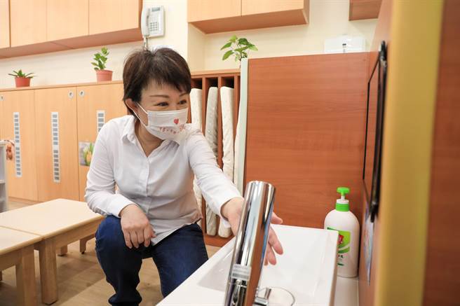 市长卢秀燕参观西势社区托育空间。（陈淑娥摄）