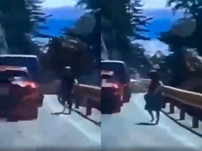 事發當時的影片也隨之曝光，只見吊車一路滑動撞毀護欄，車身幾乎一半在護欄外，後方有民眾嚇壞往後奔跑，之後整輛吊車就往山谷下墜。（翻攝自臉書社團「重機車友❘各區路況、天氣回報中心」）