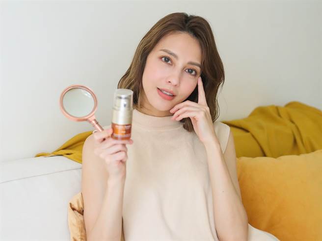 克兰诗、伊丽莎白雅顿、迪奥推出眼周保养新品，图中为克兰诗黄金亮眼萃。（图／品牌提供）