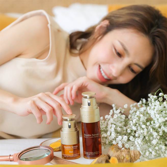 克兰诗明星商品「黄金双激萃」和眼周保养新品「黄金亮眼萃」。（图／品牌提供）