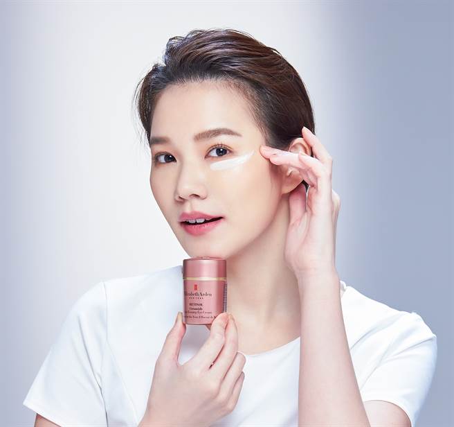 伊丽莎白雅顿玫瑰金无痕眼霜。（图／品牌提供）