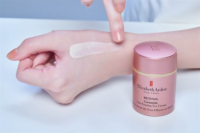 伊丽莎白雅顿玫瑰金无痕眼霜质地滑顺，吸收迅速。（图／品牌提供）