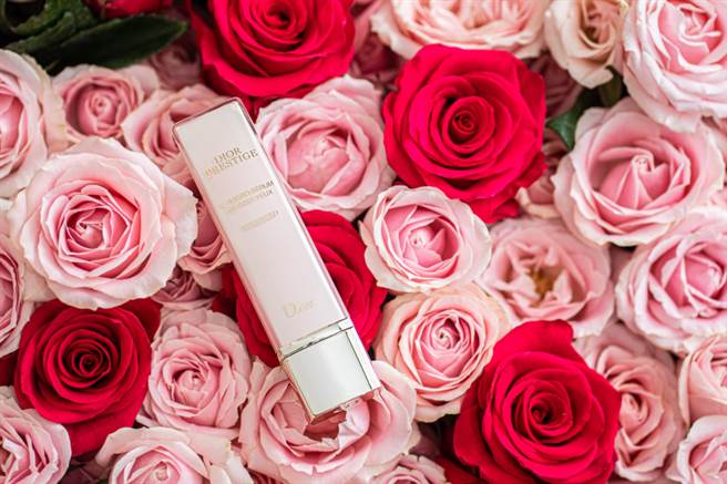 迪奥精萃再生玫瑰微导眼凝萃。（图／品牌提供）