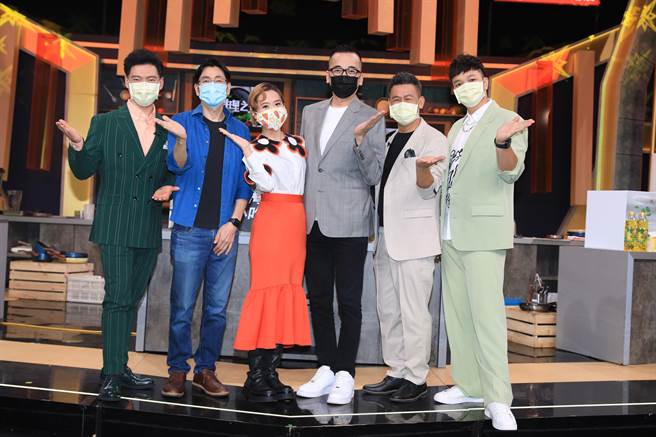 料理男神MASA(左二)與王世均執行長(右三)擔任料理之王飛行饕客。(料理之王2提供)