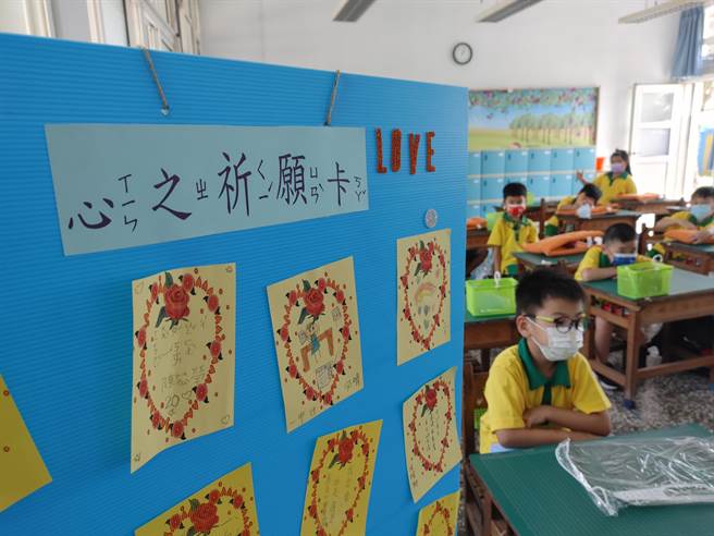 彰化縣溪湖鎮媽厝國小讓所有小一新生寫下心之祈願卡，但有近一半新生寫下要考一百分的心願，讓人不禁好奇小一新生寫下考一百分心願的動機是什麼？(吳建輝攝)