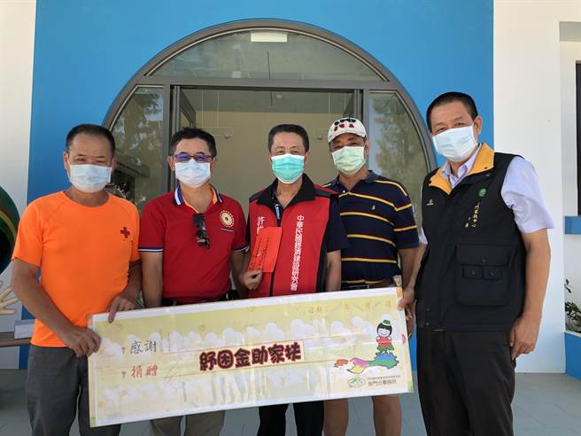 金門知名企業負責人許峻岷（中）今天發起紓困金、消費券幫助家扶中心活動。（金門家扶中心提供）