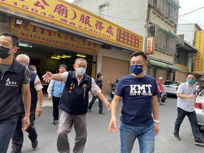 国民党党主席江启臣今天下午到嘉义市玉皇宫等庙宇参拜。（张亦惠摄）