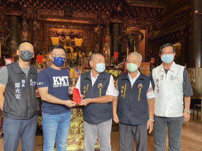 江启臣（左二）今天下午由蓝营议员郑光宏（左一）、傅大伟（右一）及多位党员陪同到各庙宇参访。（张亦惠摄）