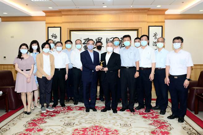 台灣有線寬頻產業協會10日拜會刑事局長黃嘉祿，感謝警方查緝盜版。(翻攝照片／林郁平台北傳真）