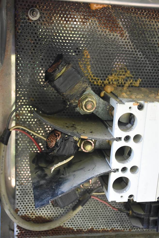 頭份市公北3路1家酒店外電箱電纜被竊賊剪斷偷走。（讀者提供／謝明俊苗栗傳真）