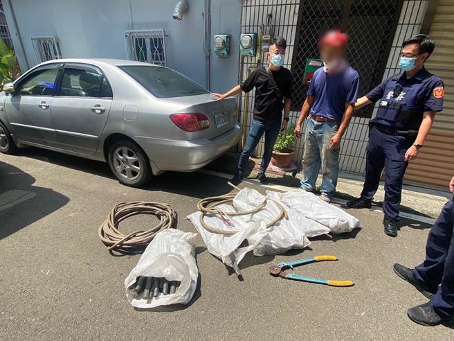 頭份警分局逮捕涉嫌偷剪酒店電纜的謝嫌，並查扣謝嫌另外竊來的電纜贓物。（讀者提供／謝明俊苗栗傳真）