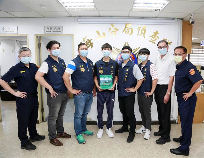 新北市警察局长黄宗仁（右一）今至海山分局表扬破案有功人员。（警方提供）