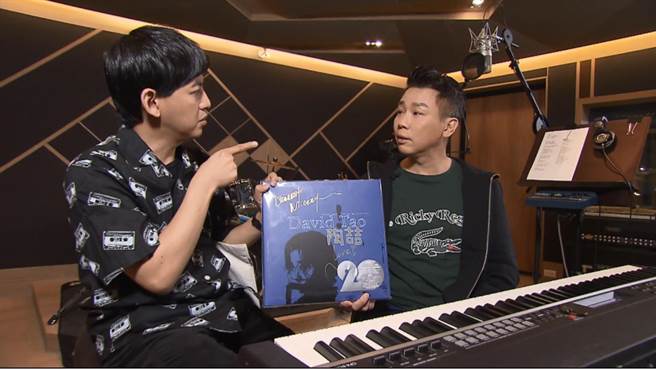 陶喆送黄子佼限量黑胶唱片。（TVBS提供）