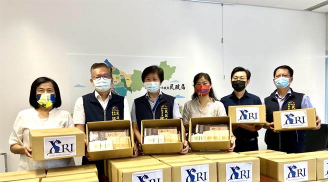 比利時愛瑞國際驗證公司感謝台中市一線防疫人員辛勞，10日捐贈1500份愛心滿滿的禮品。（盧金足攝）