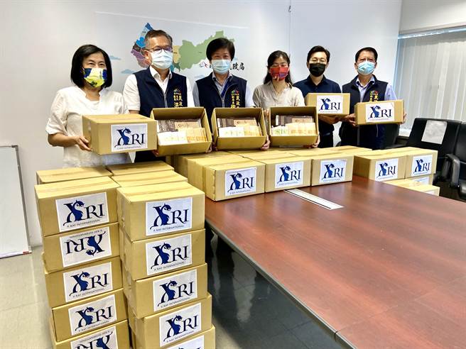 防疫不鬆懈，企業力挺防疫人員。（盧金足攝）