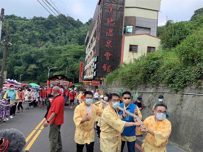 一年一度的「关子岭火王爷祭典」山车巡行活动10日下午热闹展开，台南市长黄伟哲（前左）与西拉雅风管处处长许主龙（前右）与在地业者、乡亲齐心协力拉山车。（刘秀芬摄）