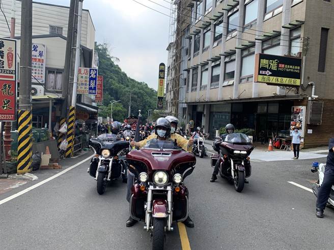 今年活动管理处特别邀请哈雷重机团队开路，吸引游客目光。（刘秀芬摄）