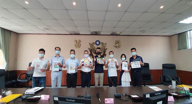 苗栗县警局少年队利用暑期举办贴图徵选比赛，得奖作者日前获颁礼券及奖状鼓励。（苗栗县警局提供／谢明俊苗栗传真）