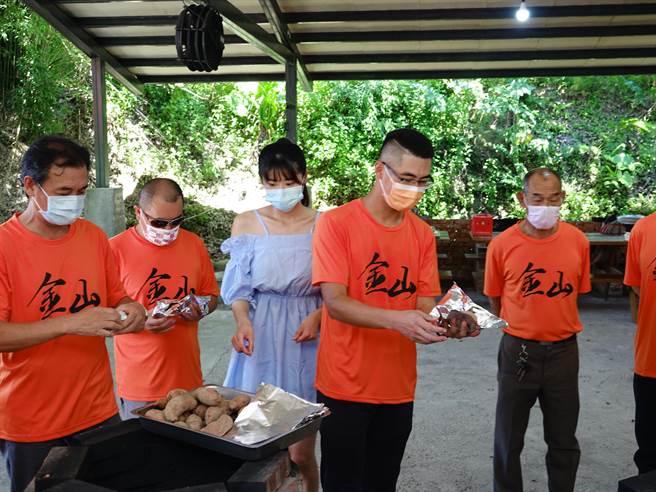 金山區長與里長體驗焢窯。（金山區公所提供）