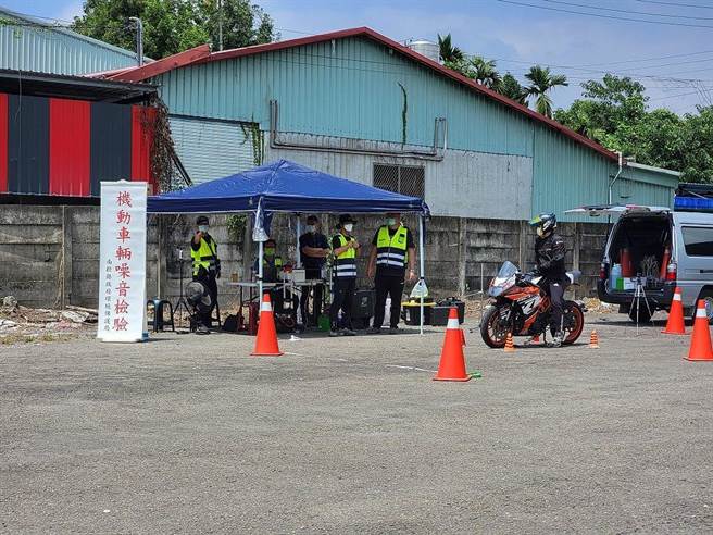 维护空气品质，环保局与埔里警方执行联合稽查。（埔里警分局提供／廖志晃南投传真）