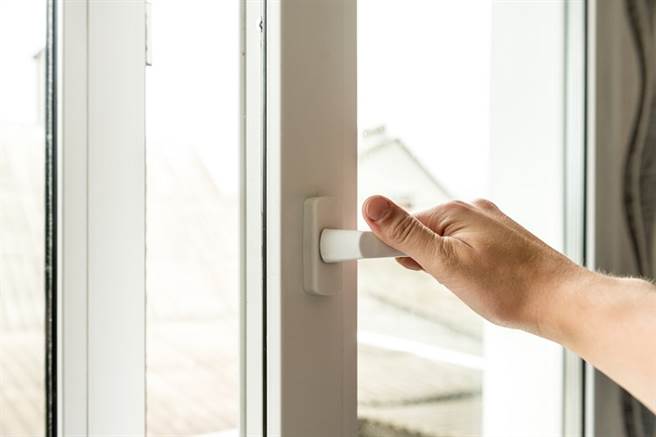 室内通风你做对了吗？专家曝「常被忽略的室内防疫观念」。(示意图/Shutterstock)