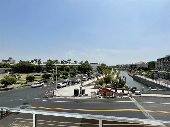 鹿港溪一旁洛津国小设置地下停车场兼蓄洪池工程，是全国第一个公有土地开发成兼顾停车与蓄洪池双用的案例。（吴敏菁摄）