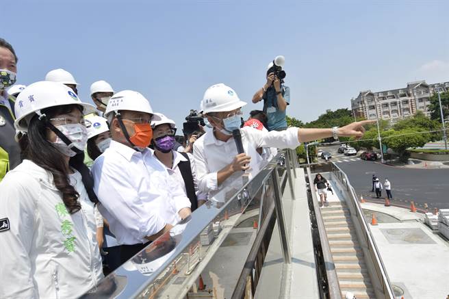 行政院长苏贞昌10日在王惠美和立委陈秀宝、黄秀芳、陈素月与前县长魏明谷等陪同下，前往视察路港溪风华再现计画及推动全国第一处径流分担场域。（吴敏菁摄）